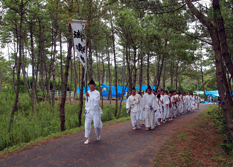 浜印を先頭に松原の神事が行われる斎場に向かう輿番たち　09:54