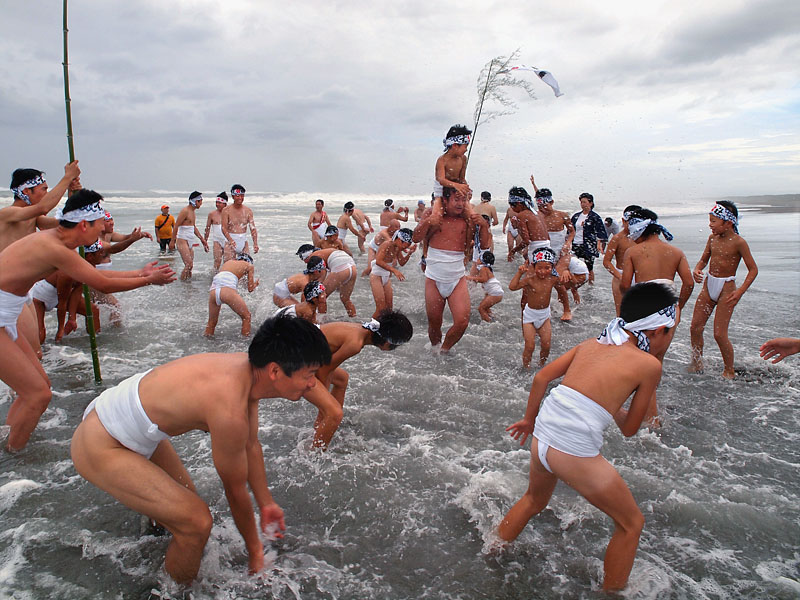 海水の掛けっこ