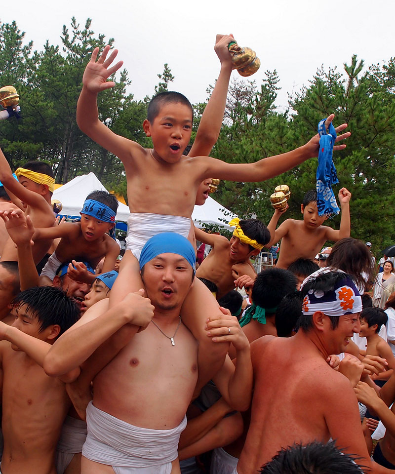 盛り上がるお祭り広場 12:26