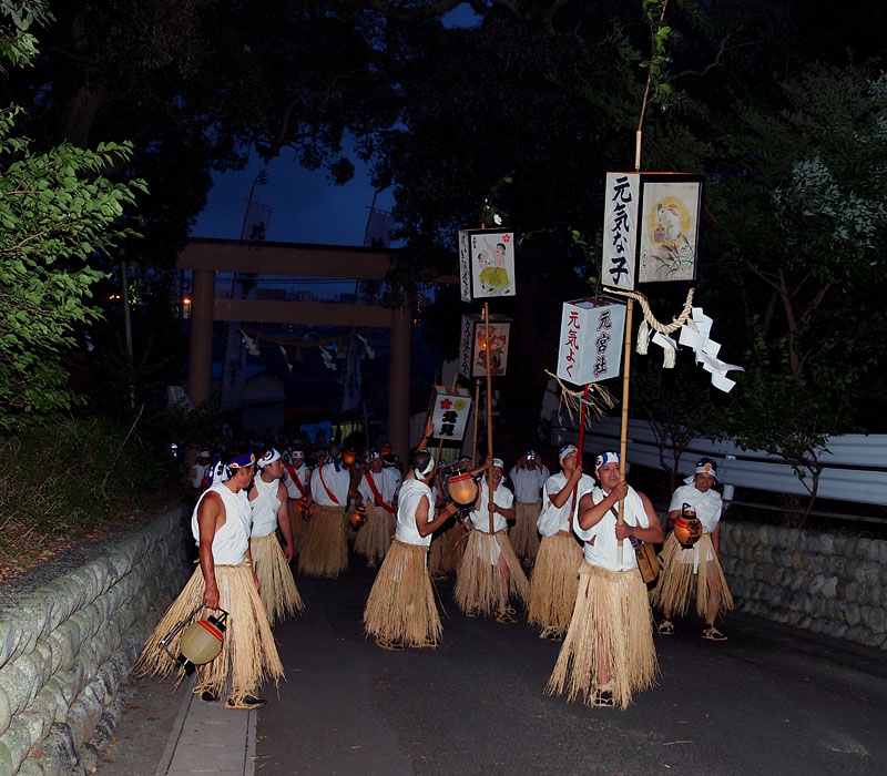 山車(万燈)を先頭に神社の坂を上る 18:15
