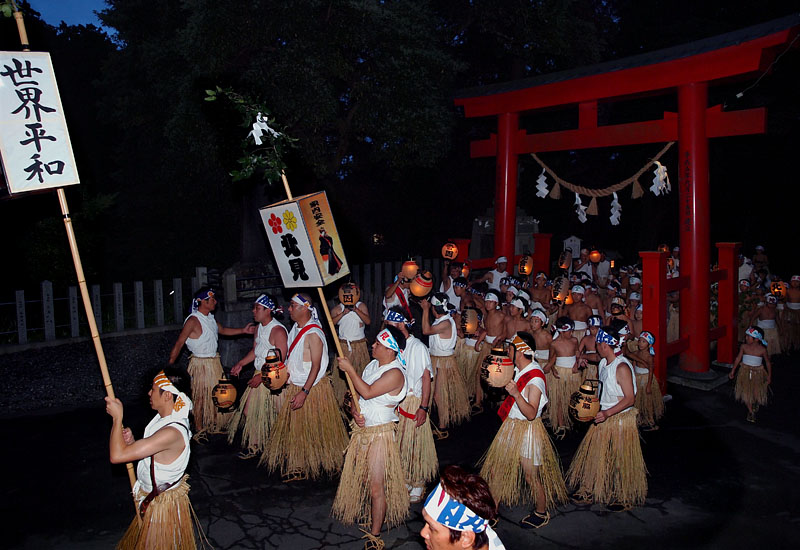 赤鳥居を通過する東中区の子供たち 18:17