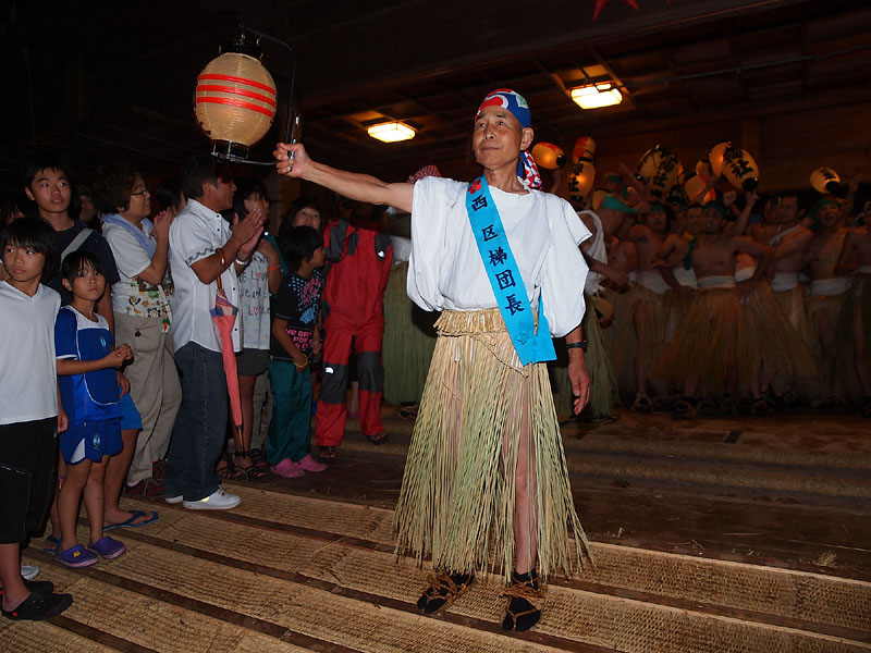 後続の祭組に合図を送る鈴木梯団長 22:56