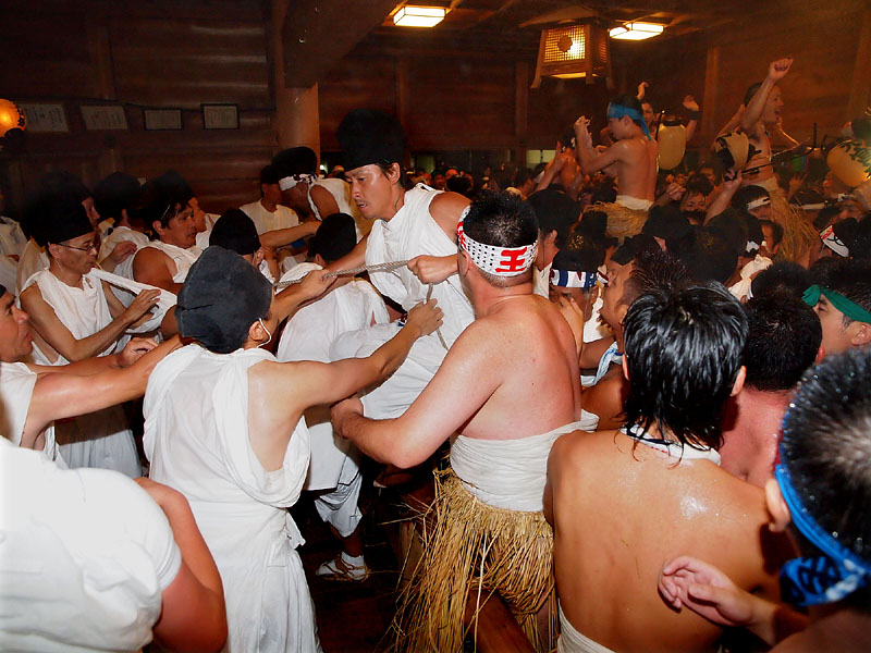 鬼踊りの最中に拝殿から幣殿に乗り込む輿番・地脇町 23:37