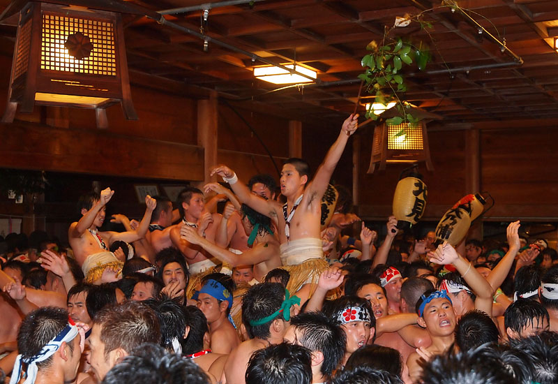 噴霧が止まっても続く鬼踊り! 00:10
