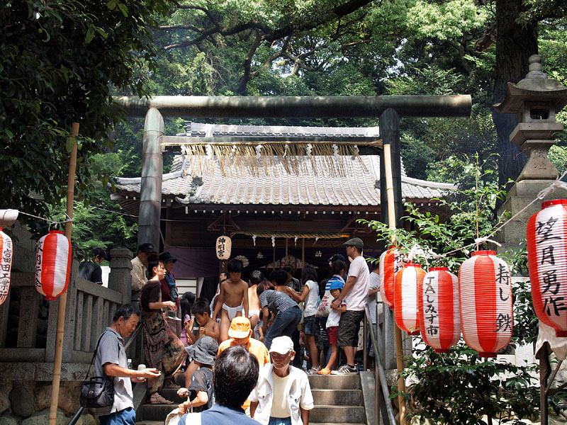 参拝者で賑わう神明宮拝殿