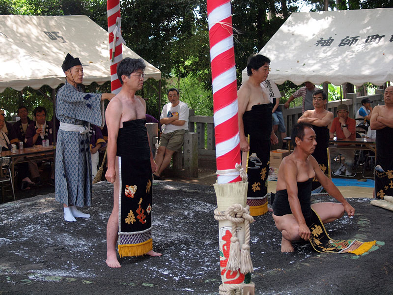 青年力士の土俵入り 11:52