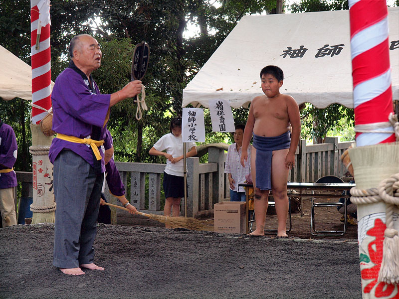 行司より勝ち名乗りを受ける 13:54