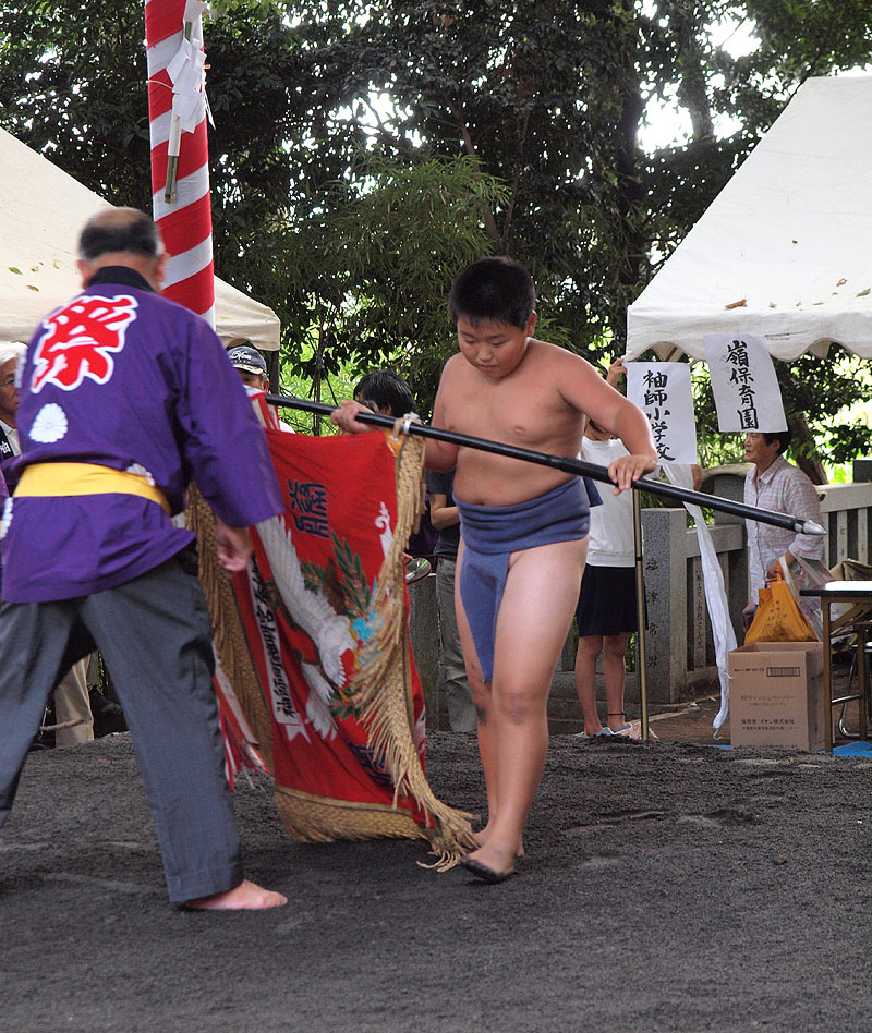 優勝旗を手にした豆横綱