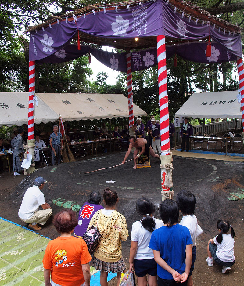亀甲山による弓取式 14:00