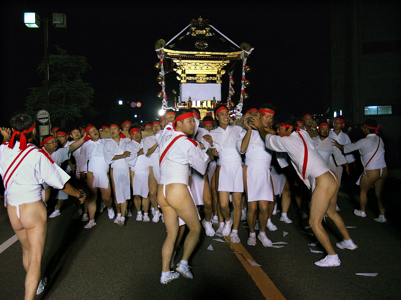 先棒を担ぐ赤組輿丁たち / 市役所前を出発! 18:01