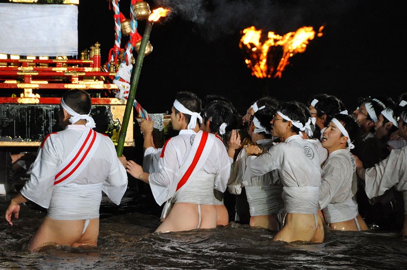 後棒を担ぐ白組輿丁たち