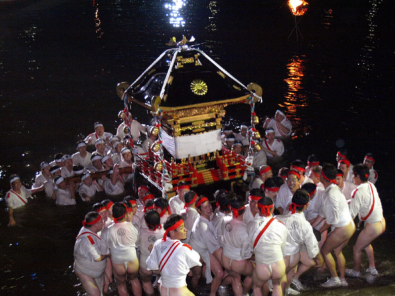 桂川西岸に上陸する神輿