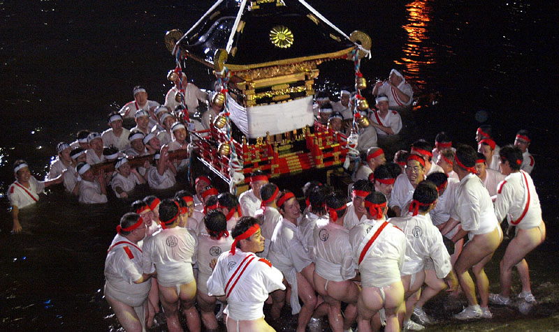 桂川西岸に上陸する神輿