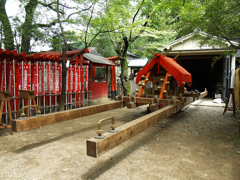 神輿庫から引き出された宮神輿(大)