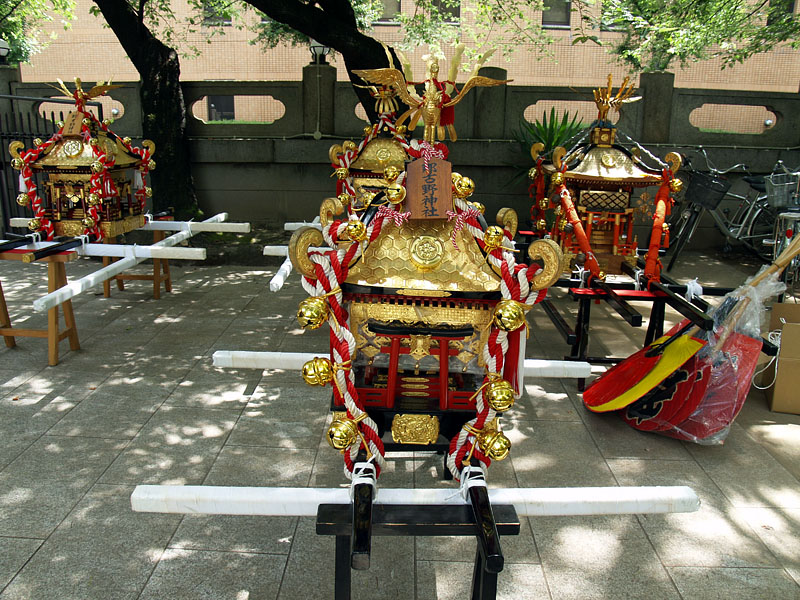 女性神輿2基(手前・右端)と子供神輿2基