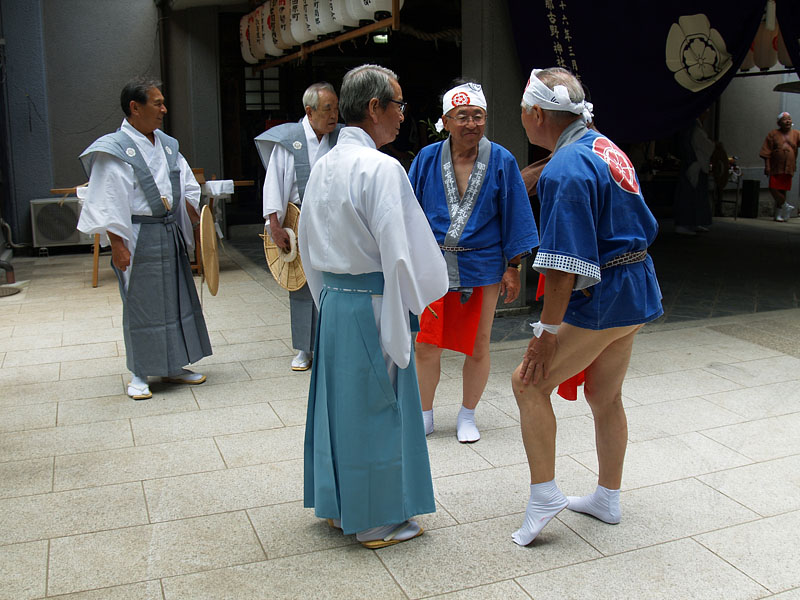 祭装束の氏子役員たち 12:49