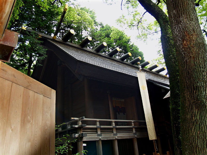 拝殿奥に建てられた神明造の神殿(本殿)