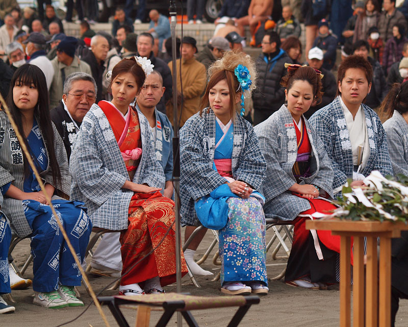 伊勢睦の半纏をはおった着物姿の新成人たち 11:10