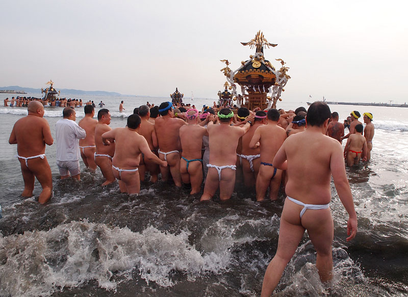 湘南の海・相模灘に入った4基の神輿 11:45