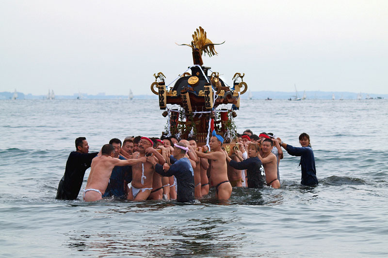 海を渡る伊勢睦の神輿