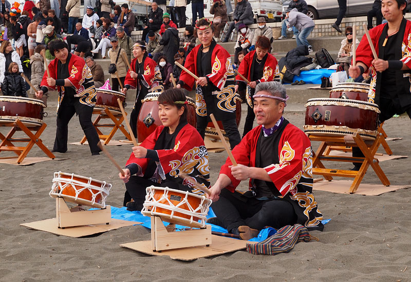 祭の雰囲気を盛り上げる和太鼓 / 江ノ島片瀬海岸東浜(神奈川県藤沢市) 2012.1.15