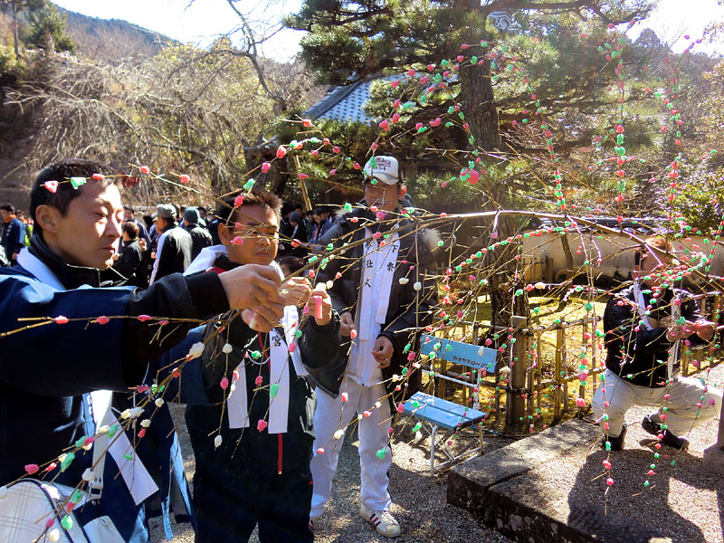 厄年の男性による花餅の作成(松平天下祭) / 高月院(愛知県豊田市) 2012.2.12 10:54