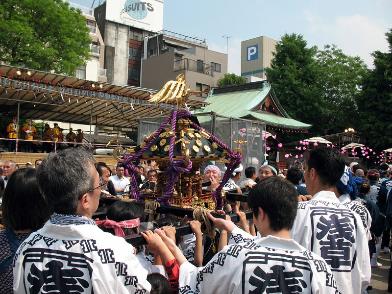 浅草神社に向かう子供神輿 5.19 14:00
