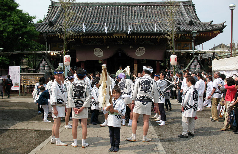 浅草神社で御祓いを受ける子供神輿 5.19 14:01