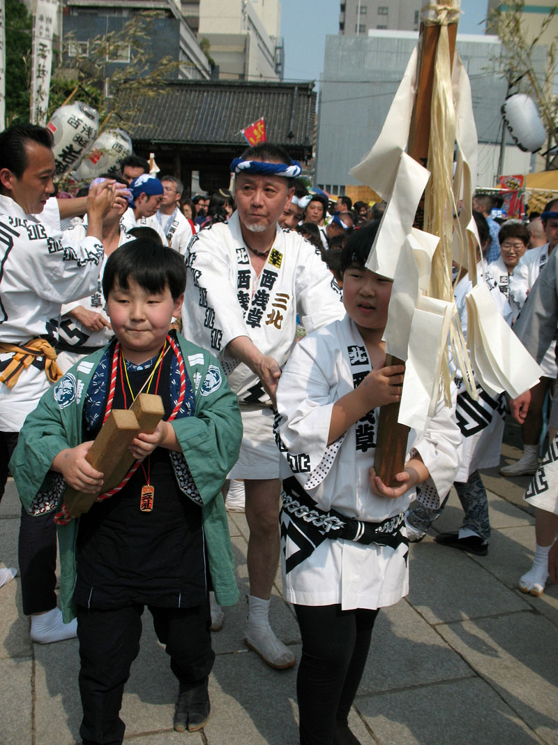 浅草寺観音堂前に向かう子供神輿 5.19 14:11