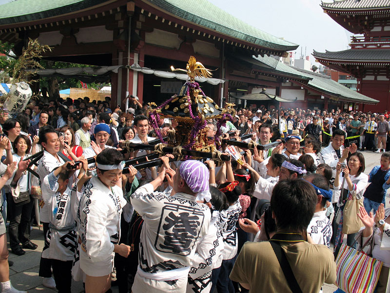 子供神輿の晴れ舞台/浅草寺観音堂前 5.19 14:16
