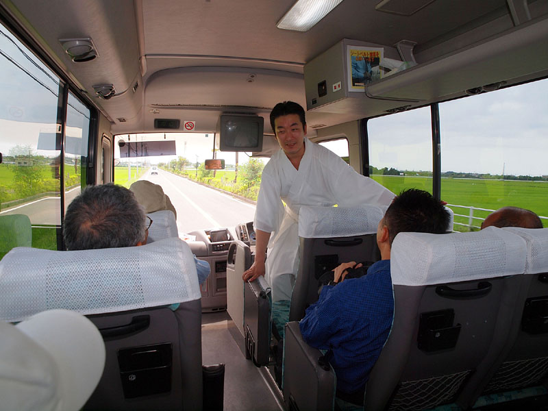 神社手配のシャトルバスで釣ヶ崎海岸に向かう参加者たち　2012.6.24 10:09