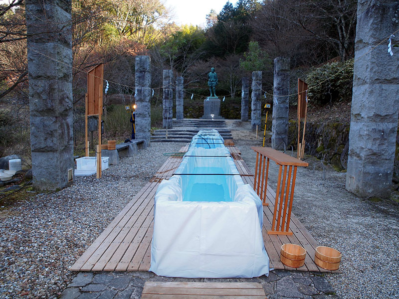 水槽に水が張られた禊場　14:55