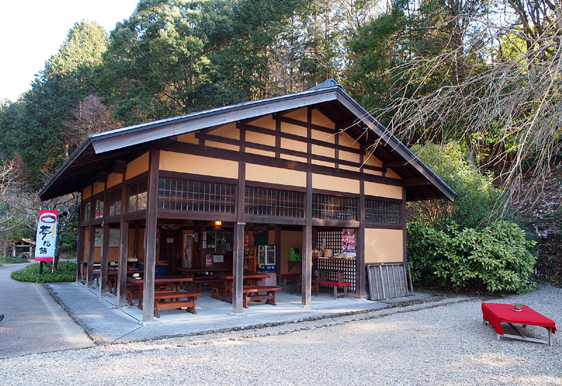 親氏銅像の東にある天下茶屋