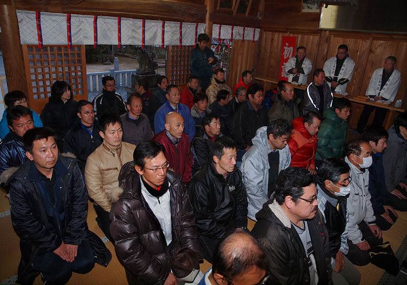 前夜祭の大禊に参加する男性たち/松平東照宮拝殿 2012.2.11 17:15