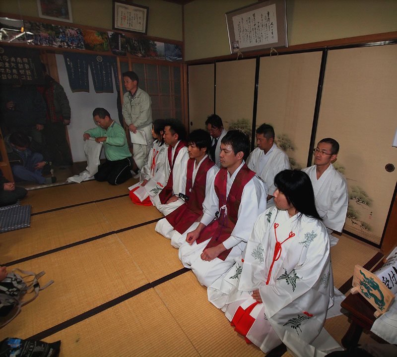 天下祭実行委員会・鈴木仲弘事務局長の司会で大禊参加者のミーティング開始 17:51