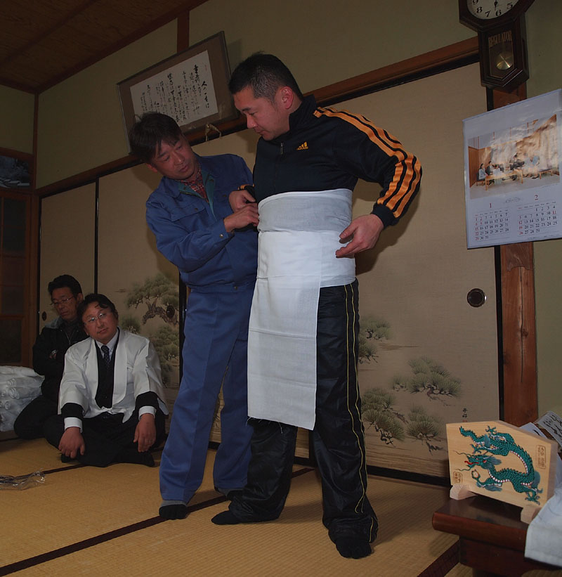前垂れの長い天下褌のできあがり 18:19