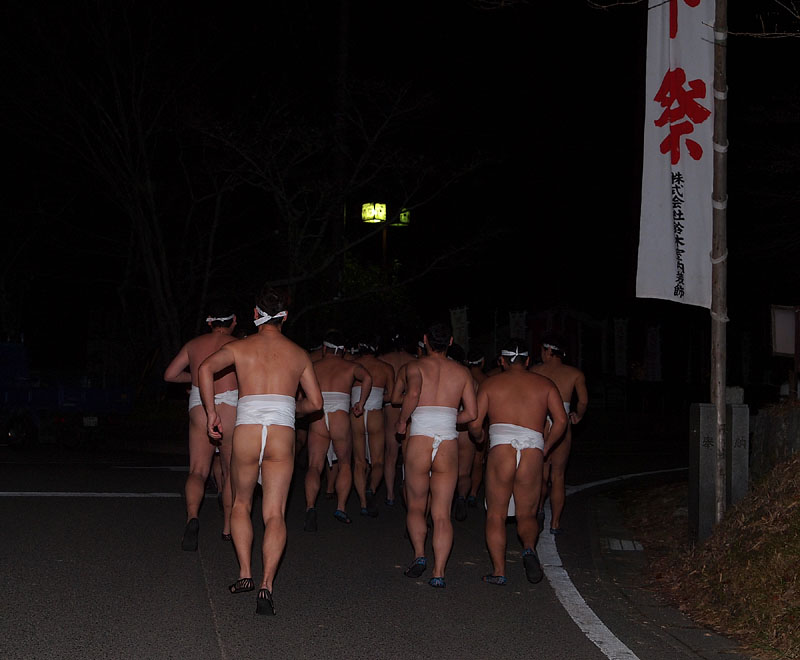 天下祭の幟を通過 18:45