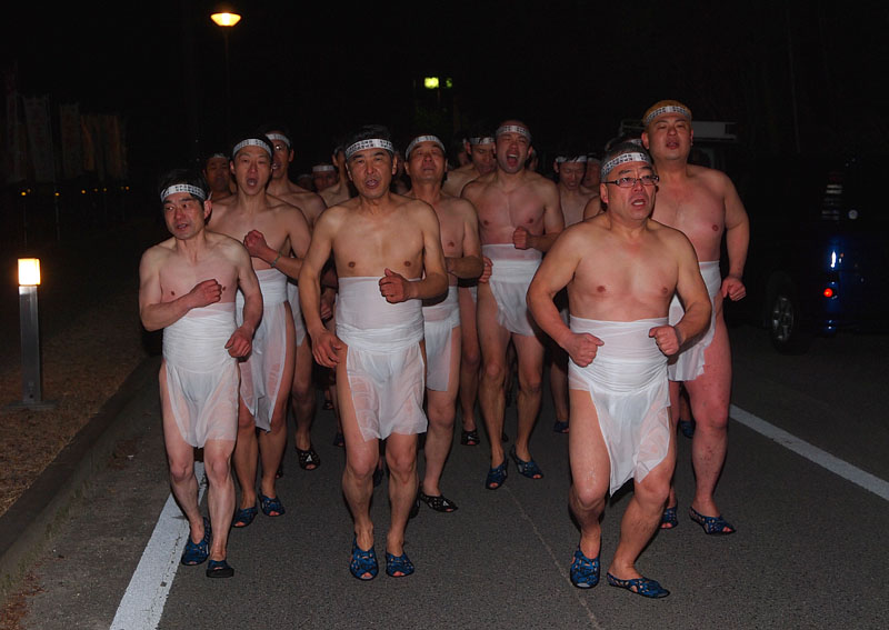 真っ赤な身体で褌ランニング 19:07