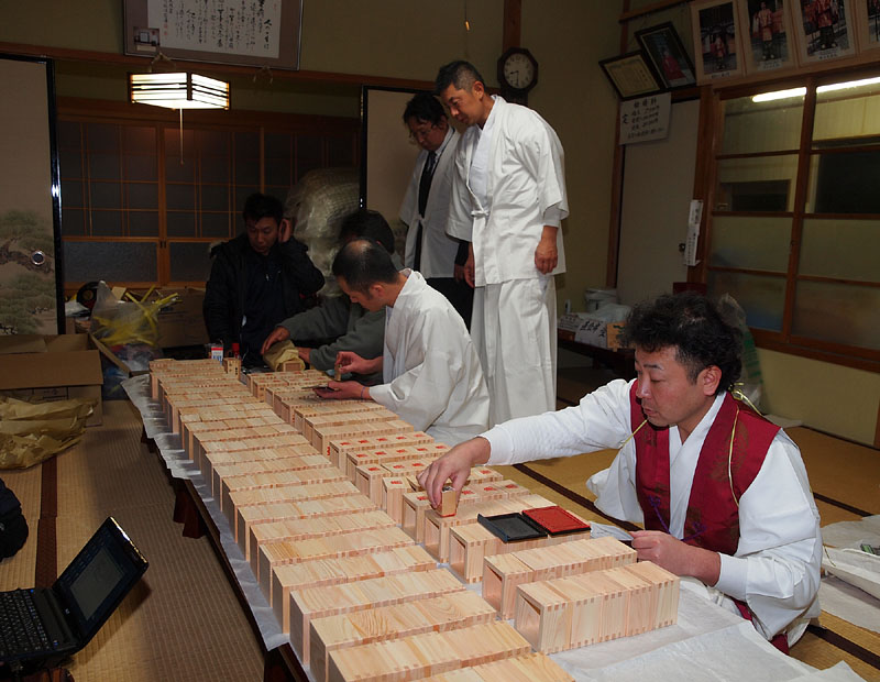 「崇」を押した桝の準備 / 松平東照宮社務所 20:28