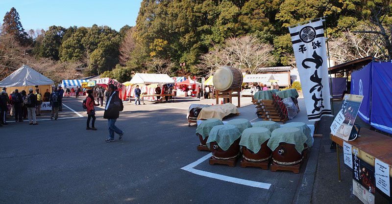 棒の手と和太鼓が披露される第1イベント場