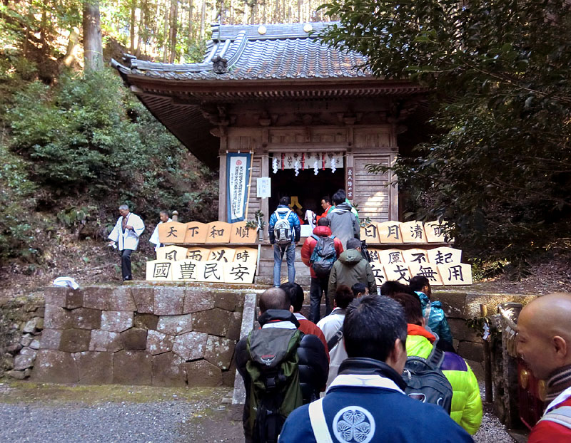 判行の長蛇の列
