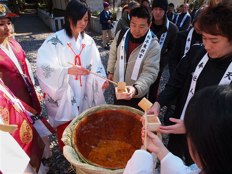 判行が終わった参加者たちに振舞酒 10:04