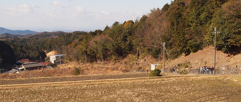 山上の神明社での祈願に向かう裸男・厄男たち 10:26