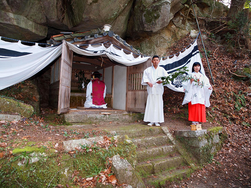 松平親氏が立願した岩屋で祈願する座主
