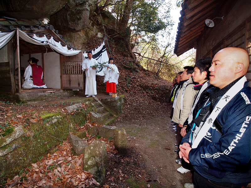 岩屋の座主が全員の祈願文を読み上げて祈願する