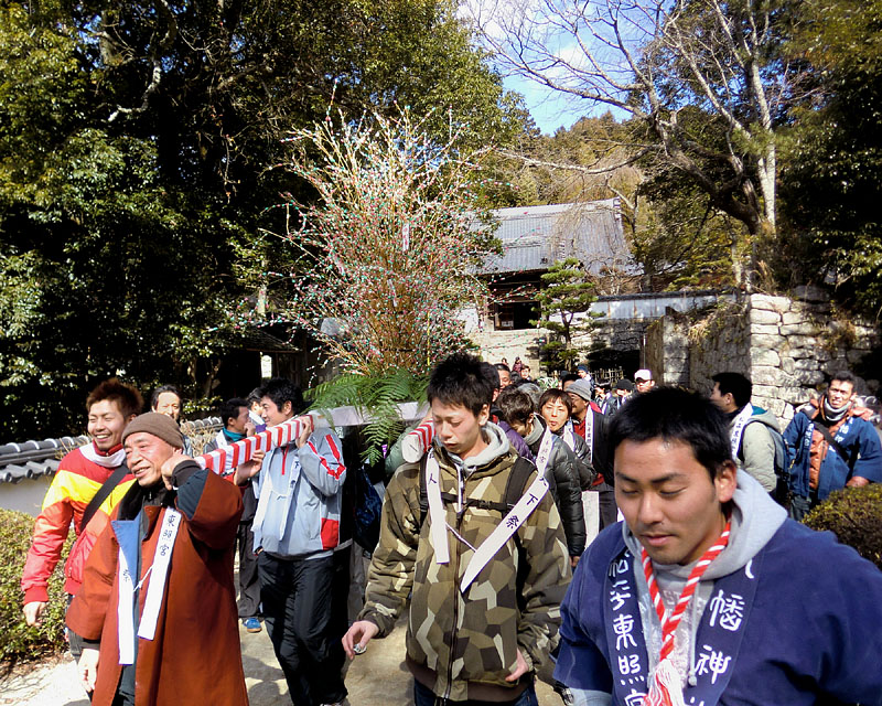 高月院を出発する花餅神輿 11:30