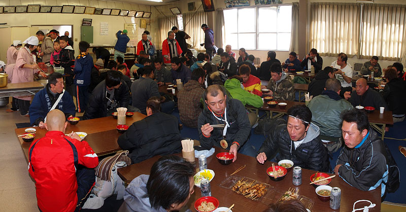 炊き込ご飯・豚汁・漬物・お茶の昼食 12:20