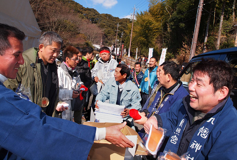 褌・鉢巻・地下足袋をもらう / 更衣テント入口 12:50