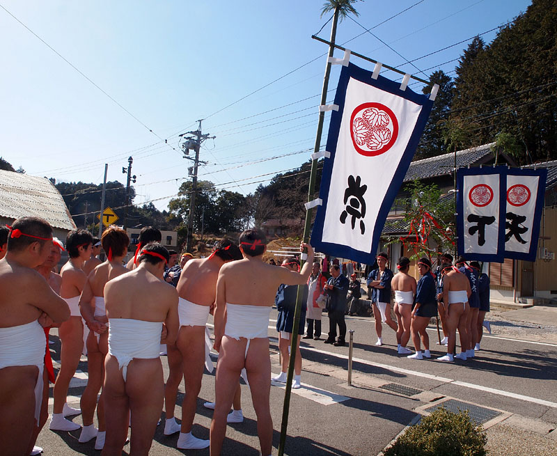出発時刻を待つ 13:56