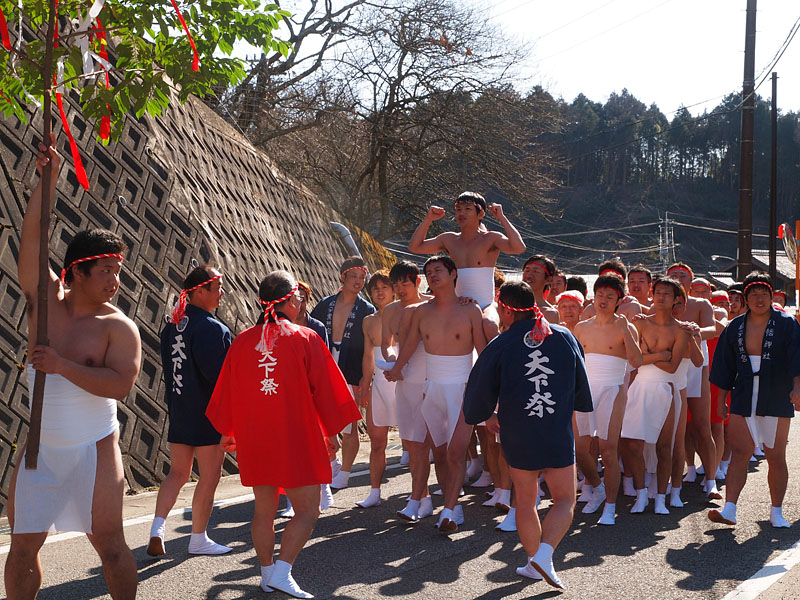 騎馬戦スタイルの赤組竹本周司座主